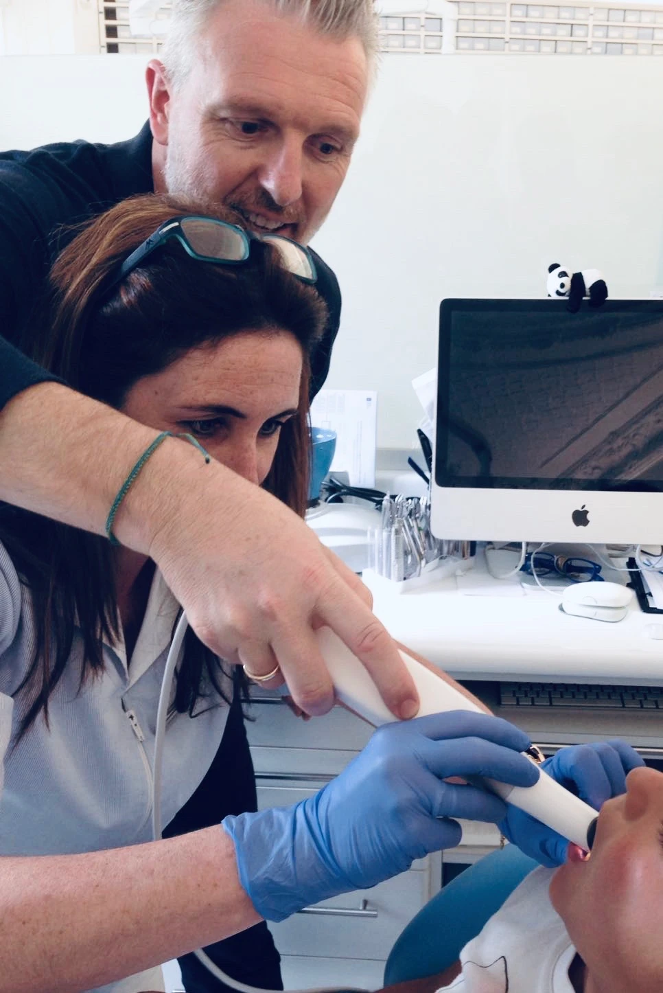 Odontólogo en formación de profesionales