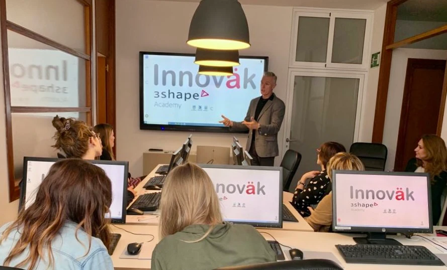 Hombre dando presentación de innoväk