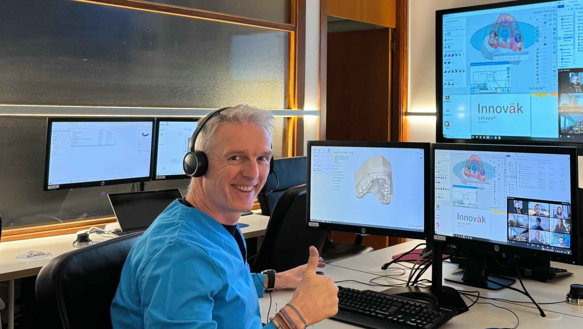 Odontólogo dando clases online